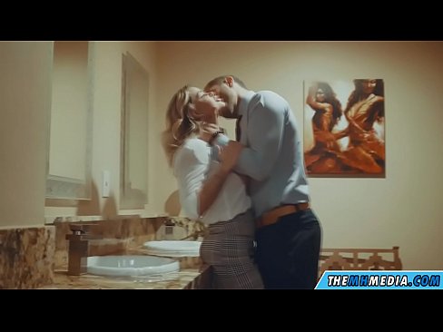 ❤️ Pe a faaosoosoina oe e se blonde busty i totonu o se faletaele lautele ️ ia matou ﹏